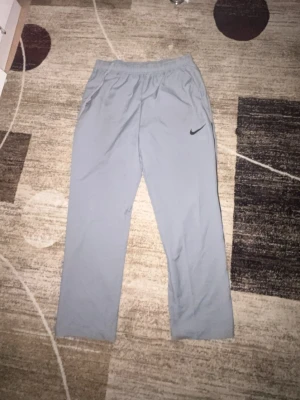 Nike Dri-Fit byxor - Nästan helt nya. Har använt de max 2 gånger. Det står 2XL men de sitter mer som XL.