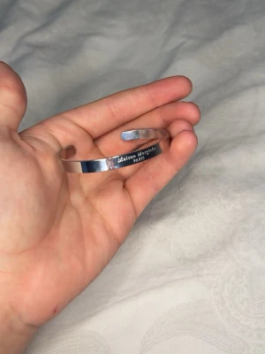 Maison Margiela silverarmband - Snyggt och stilrent armband i äkta silver från Maison Margiela Paris. Armbandet är stelt, har en öppen design och är graverat med märkets namn. Tillverkat i Italien av 925 sterling silver, perfekt för dig som gillar minimalistiska accessoarer.