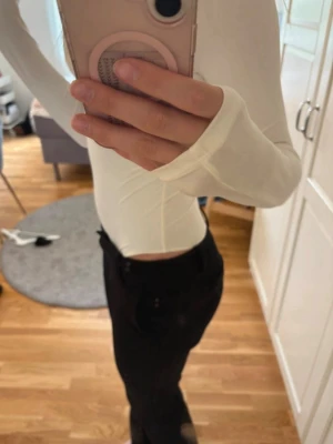 Vit långärmad topp i stretchigt material