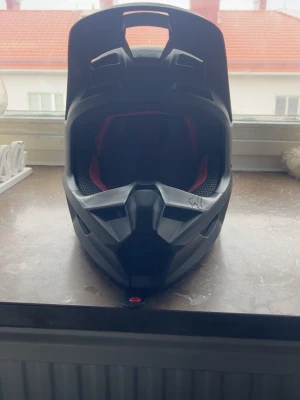 Cross hjälm - Säljer skit snygg cross hjälm från fox som knappt är andvänd, storlek xs. Den är knappt andvänd alltså är den i väldigt fint skick och är godkänd (se e-märkning)! Skydd till hjälmen skickas även med, nypris ca 2000