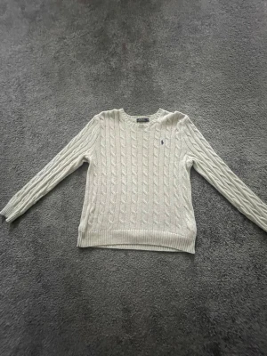 Polo Ralph Lauren cable knitted sweater - Jag säljer en Ralph Lauren tröja. Köptes på Plick, säljer den av anledningen att den var för stor för mig. Jättebra skick, jag har aldrig använt den. 