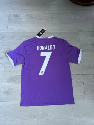 Real Madrid 2017 - Säljer en fin real madrid tröja från 2017 ucl finalen. Tröjan är oanvänd och är i storlek M!