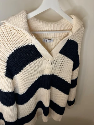 Randig stickad Zara tröja - Säljer en skitsnygg stickad Zara tröja med breda svarta och vita ränder. Skit snygg på och perfekt inför vinter/hösten!💕Mått kan alltid skickas privat!
