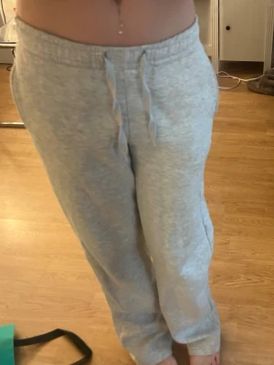 Gråa mjukis byxor  - Dom är i bra skick bara att dom har lite färg fläckar där bak vid fötterna på byxorna men annars är dom i bra skick