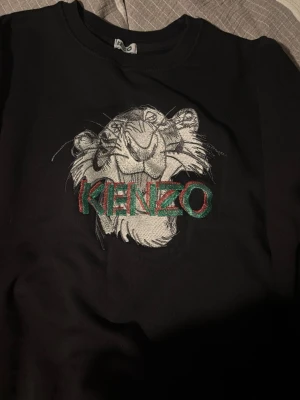 Svart sweatshirt med tiger från Kenzo - Storleken är XL men passar även dom som har mindre storlek, skriv gärna innan ni köper varan