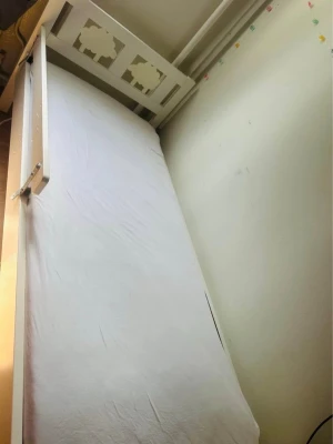 Barnsäng 70x160cm - Säljer barnsäng eftersom vi ska flytta ut och behöver få bort grejer