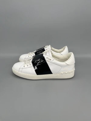 Valentino Open Sneaker Patent Black | 40.5 - Nästan nya svarta Valentino-sneakers i lackat läder. Storlek 40.5, passar stort.