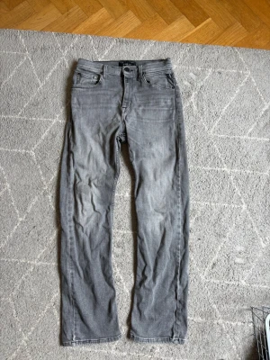 Grå jeans från Replay - Snygga grå jeans från Replay med klassisk femficksmodell och raka ben. Jeansen har en cool tvättad look och detaljer i metall. Perfekta för dig som vill ha en avslappnad men ändå stilren vibe.