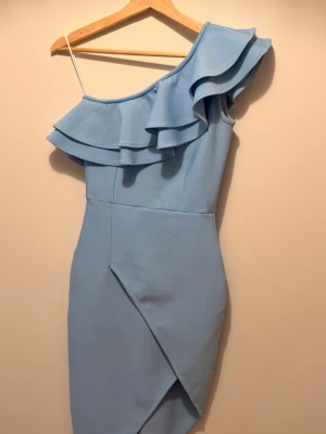 Elegant klänning – XS/S - Jättefin och elegant klänning i tjockt och fint material. One shoulder-design. Endast använd en gång och i jättefint skick.  XS men passar lika bra för S. ✨