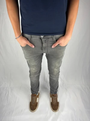 Replay jeans  - Rikigt snygga replay jeans i modellen anbass. Storlek 32/32. Modellen är 187 cm! Hör av dig vid minsta fundering! 🤩
