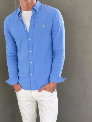 Blå skjorta från Polo Ralph Lauren - Säljer denna Ralph Lauren-skjorta. Modellen är 183 cm lång och väger 76 kg. Skriv gärna för fler bilder eller mått!