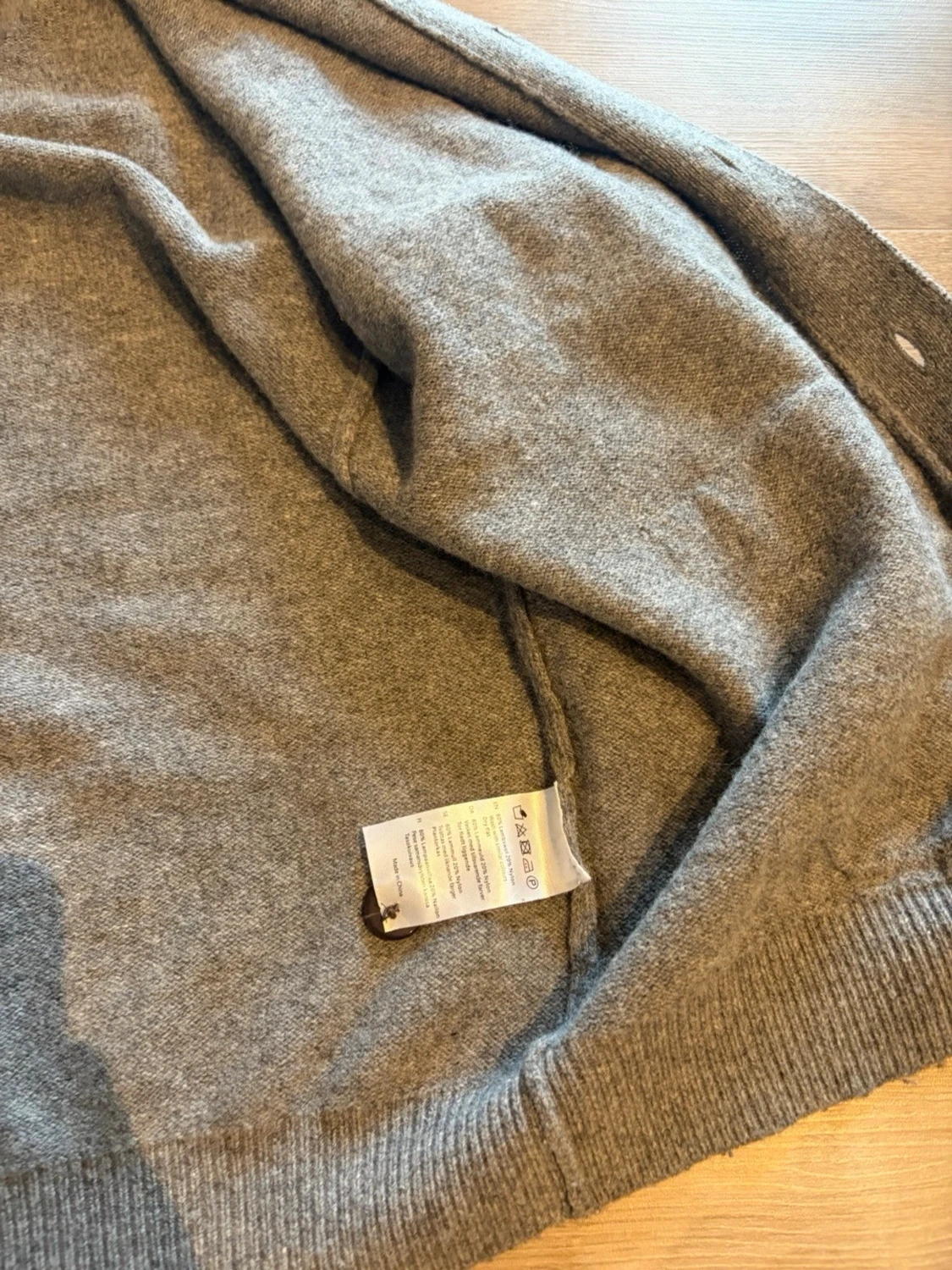 Grå hoodie-kofta från Less Worries - 2