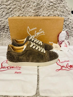 Christian Louboutin sneakers - | Skick: 10/10 | Förg: Beige/Brun | Vad tillkommer: Allt | Nypris: 14 000kr |