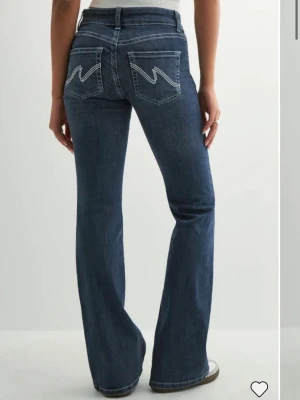 Jeans  - Jeans med design på bakfickan, precis som nya🩷