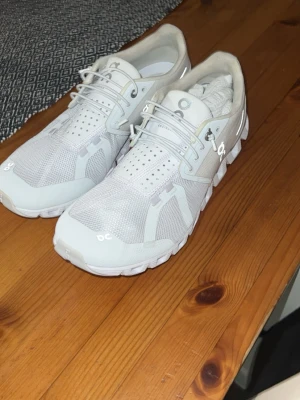 Vita On Cloud sneakers - Vita On Cloud skor är använda ett få tal gånger.
