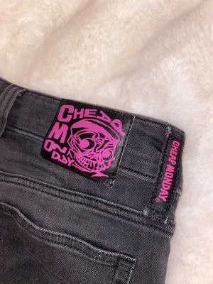 Svarta Cheap Monday jeans  - Svarta jeans med snygg wash från cheap Monday i modellen Booty Bei. Storlek 27/32. Köpta här på plick o bilderna är från förra ägaren!!❣️