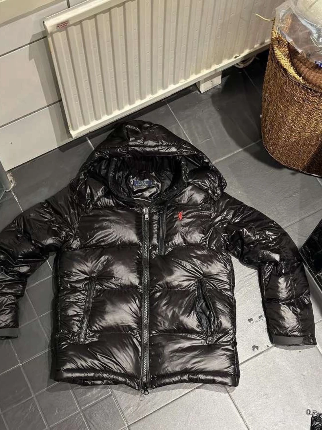 Svart glansig pufferjacka med huva - 4