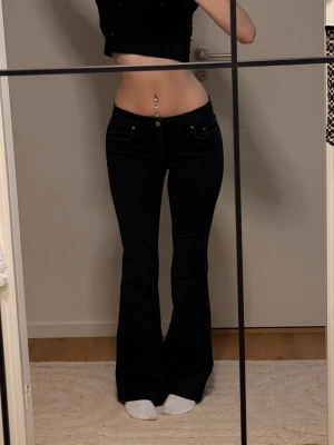 Low waist bootcut jeans  - Svarta low waist jeans från Ginatricot i storlek 36, sitter som en dröm och klär upp många många outfits och stilar, supersköna!                                                                            ⭐️Säljes i nyskick, utan defekter & slitage                                    ⭐️Väl omhändertagna                                                          💭Har du frågor? Skriv på annonsen och jag svarar så fort jag kan,
