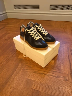 Maison margiela gats - Säljer ett par Maison margiela gats i storlek 42 för att de var för små. Helt nya och aldrig använda. Om du håller mobilen under skorna får du upp en länk till deras hemsida (visas sista bilden)