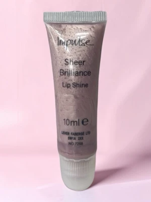 Impulse Sheer Brilliance Lip Shine - Glansigt läppglans från Impulse i nyansen Sheer Brilliance. Tuben innehåller 10 ml och har en skimrande, ljusrosa färg med pärlemoreffekt. Praktisk applikator i plast gör det enkelt att använda och ta med i väskan. 