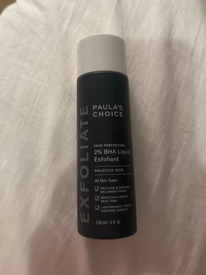 Paula's Choice 2% BHA Liquid Toner - Exfolierande toner från Paula's Choice med 2% BHA (salicylsyra) i flytande form. Svart cylinderformad flaska med vit kork, 118 ml. Passar alla hudtyper och hjälper till att rengöra porer och jämna ut hudtonen. Testad en gång!