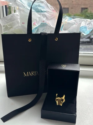 Bravery Ring, Maria Nilsdotter  - Villig att byta ringen mot andra ringar från Maria Nilsdotter i silver! Guldring från Maria Nilsdotter, "Bravery Ring". Ringen är tillverkad av 925 silver och pläterad med 18K guld. Den är helt oanvänd och köptes i Maria Nilsdotters butik i Oslo den 29.08.26.Ringen är i storlek 19,5 mm. Jag har fortfarande kvittot kvar, så om du vill ändra storleken kan du ta med den till butiken. Det kostar bara 200 kr att ändra storleken inom 30 dagar från köpet.  Ordinarie pris är 4 200 nkr. (Tyvärr tillverka
