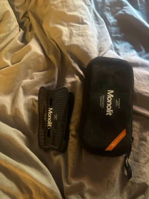 Monolit benskydd  - Säljer en svarta benskydd från Monolit,. Väskan är tillverkad i slitstarkt material och har dragkedja samt handtag. Längd på benskydden 14cm