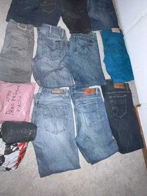 sjuk jeans bulk  - Säljer nu denna sjuka jeans bulk till ett svin bra pris. ungefär ungefär 4 par tiger of sweden jeans, finns märken allt ifrån replay, nudie, lee, tiger, diverse, mexx energie bättre hittar du inte! perfekt till dig som resellar 