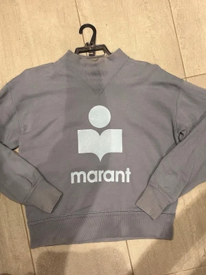 Isabel Marant tröja BlåGrå - Jättesnygg men har blekfläck pö ena ärmen därav priset, se bild 3