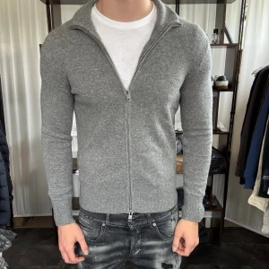 Stickad fullzip - Mycket fint skick, inga defekter. Modellen är 185 cm, 75 kg. Alltid billigare pris vid köp av flera varor‼️🙌Svarar alltid på frågor eller funderingar! 