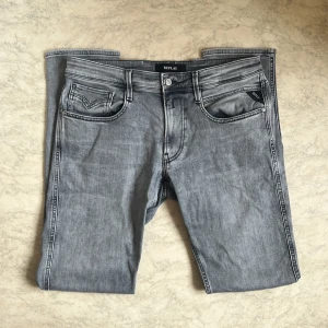 Replay anbass jeans 34 - Extremt stilliga Replay anbass jeans i grå färg. Otroligt stiliga. Knappt använda! Storlek 34/34. Tveka inte på att skriva vid minsta lilla fundering 👖