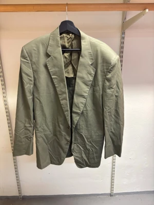 Canali kavaj  - Hej! Säljer nu min kavaj från märket Canali, storlek 50/L, bra skick, hör av dig om du har frågor eller funderingar kring kavajen :) 