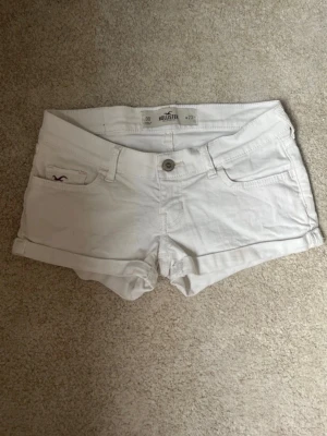 Hollister shorts - Vita snygga jeans från Hollister, storlek W23🤍