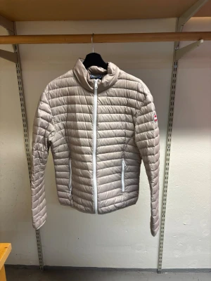 Colmar jacka  - Hej! Säljer nu min jacka från märket Colmar, storlek 48/M, bra skick, hör av dig om du har frågor eller funderingar kring jackan :) 