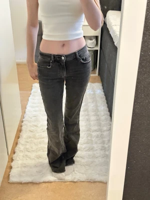 Lågmidjade jeans - Lågmidjade bootcut jeans. Använda några gånger och i fint skick Katt finns i hemmet