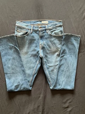 Tiger of Sweden Pistolero jeans i ljusblå - stl W29 L32 - Tiger of Sweden Jeans Pistolero i ljusblå, storlek W29 L32. 98% bomull, 2% elastan, femficksmodell med dragkedja och skinnlapp bak.  Använd men i mycket fint skick, inga hål eller fläckar.  Rök- och djurfritt hem. Skriv gärna om du vill ha fler bilder eller undrar något!