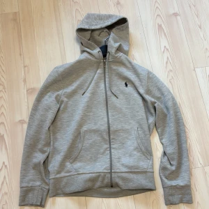 Polo Ralph Lauren zip - Fraktar samma dag som beställningen sker.                                Snabb, enkelt och jävligt smidigt.