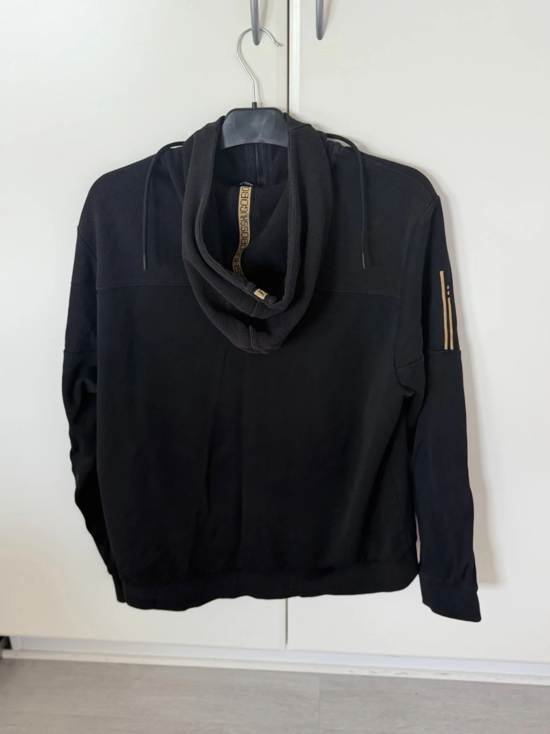 Svart hoodie från BOSS med dragkedja - 1