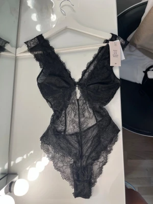 Spets Body - Säljer denna populära och slutsålda spetsbody från HM🤩 Helt oanvänd med prislappen på! Storlek XS💓