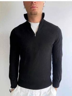 Riley half zip xs  - Hej! Detta är en half zip från Riley i storlek S, men sitter som XS med normal passform. Plagget är i bra skick utan några defekter. Passar dig som är ca. 160-175. Hör gärna av dig vid intresse eller frågor!