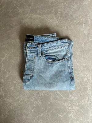 Blå abrand jeans  - Säljer nu dessa snygga abrand jeans i strlk W28/L32. Byxorna är i mycket bra skick och knappt använda. Priset är 300kr men vid snabb affär kan jag gå ner i pris! Vid frågor skriv 