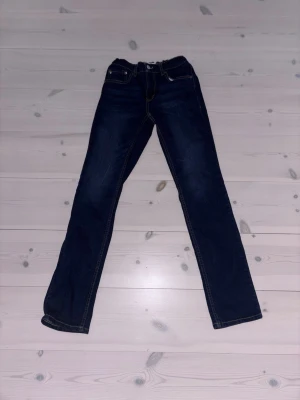 Levis 512 slim taper jeans - Helt nya, har aldrig använt de eftersom de var för små efter att jag köpt de. Inga defekter på de och perfekt skick! Midjestorlek 28.
