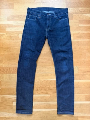 Levi's 510 jeans W30 L32 -   Säljer ett par mörkblå Levi’s 510 jeans i storlek W30 L32. Jeans med slim fit och snygg mörk denimtvätt. I bra begagnat skick. Hör gärna av er vid funderingar😁