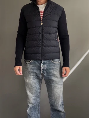 Moncler cardigan  - Säljer en grymt snygg Moncler cardigan i storlek M. Necktag och sizetag är avklippta, men alla andra tags sitter kvar. Har lagats av skräddare på tre ställen, men syns knappt vid användning. Utöver detta är jackan i grymt skick, utan nopprar eller hål! Perfekt nu till hösten. Nypris över 11000SEK. Har bild på tags osv!  Självklart äkta!!
