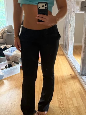 Svarta bootcut kostymbyxor från bikbok  - Lågmidjade kostymbyxor storlek 36-38. De är i storlek 38 men skulle säga att de passar 36 också då de sitter tight i benen. 