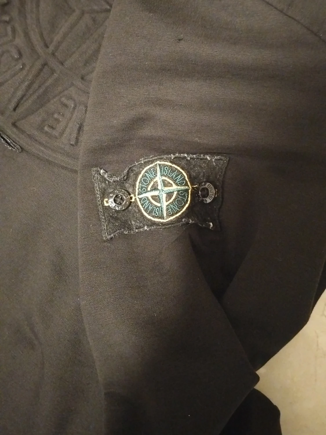 Svart sweatshirt med broderad logga - 1