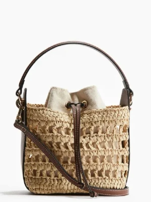 Brun flätad väska  - Jättesöt beige bucket bag i flätad strådesign med bruna detaljer och justerbar axelrem. Mycket fint skick och har inga defekter🥰