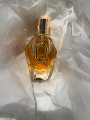 Rabanne Million Gold For Her edp 50 ml - Rabanne Million Gold For Her Eau de Parfum – 50 ml Ca 75–80 % kvar, se bilder för aktuell nivå. Säljs utan originalkartong.  Doftbeskrivning: En varm, feminin och lyxig doft med en härlig kombination av blommiga, fruktiga och söta toner. Doften öppnar friskt med ros och lavendel, övergår i ett mjukt blommigt hjärta av vita blommor och jasmin och rundas av med en varm och sensuell bas av vanilj, mysk och mineraliska toner. ✨