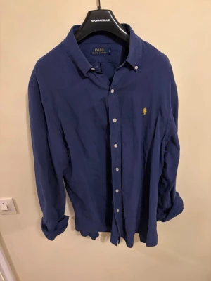 Ralph lauren linneskjorta  - En Ralph lauren linneskjorta i storlek L. Det är en classic fit. Den visar på tecken av användning. Priset är ej hugget i sten! 
