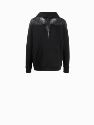 Svart Marcelo Burlon hoodie med vingar - Svart hoodie från Marcelo Burlon med ikoniskt vingtryck i grått över axlar och bröst. Klassisk känguruficka framtill, dragsko i huvan och ribbade muddar. Perfekt för dig som vill sticka ut med en streetstyle-look.
